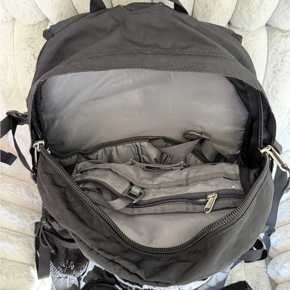 The North Face Men's Black Backpack - Durable Everyday Pack